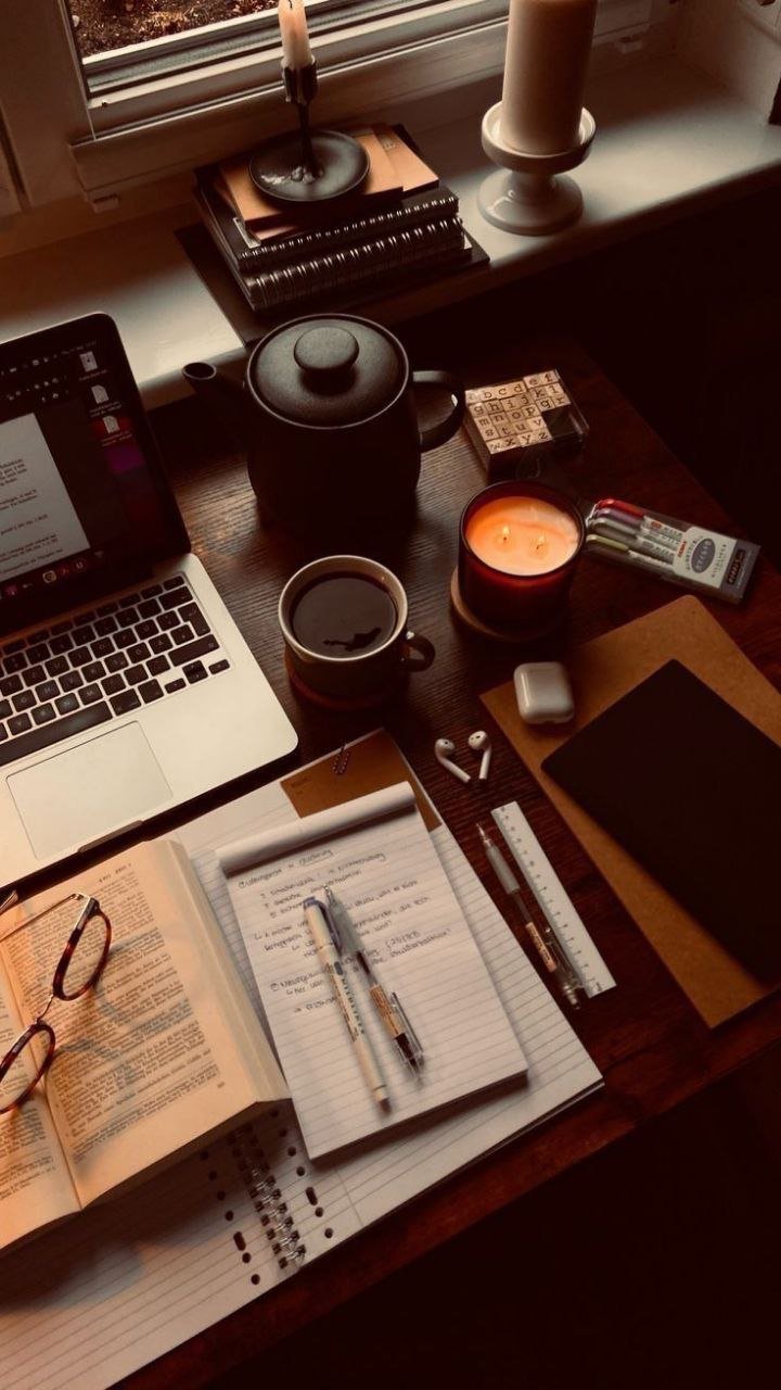 Ba’zan baxt katta narsalarda emas… ☕️📖 Issiq qahva, sevimli kitob, sokin musiqa va hech kim…